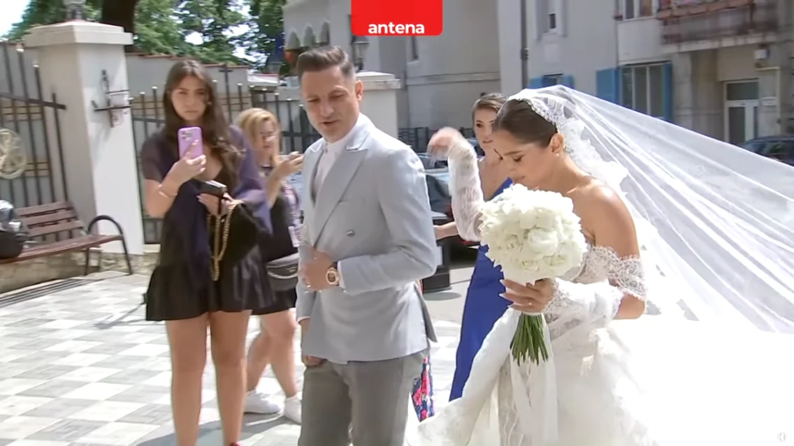 Nașul Mirel Rădoi a condus-o la altar pe Ioana. Captură Antena 1