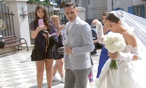 Nașul Mirel Rădoi a condus-o la altar pe Ioana. Captură Antena 1