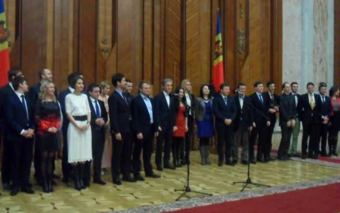 Cei 33 de finalişti au făcut o poză comună cu patronul evenimentului Iurie Leancă FOTO: Felicia Nedzelschi