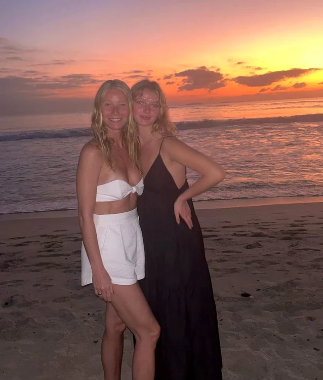 Gwyneth Paltrow și Apple, la plajă