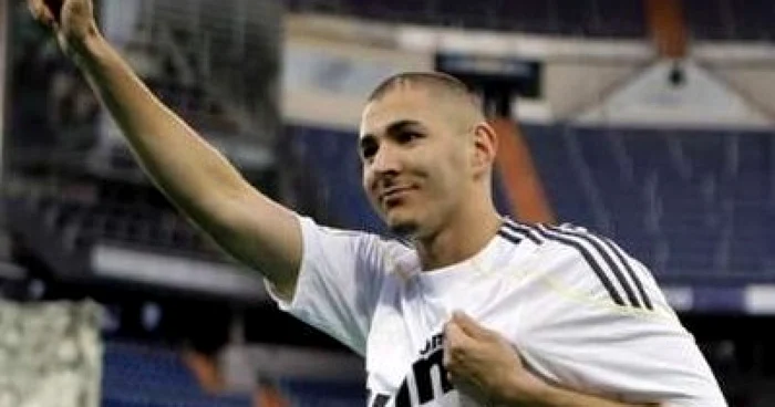 FOTBAL: Benzema a fost prezentat la Real în faţa a 15.000 de fani