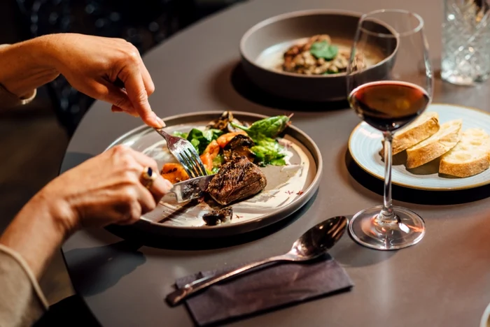 Ieșirea la restaurant devine lux: modificarea TVA crește nota de plata