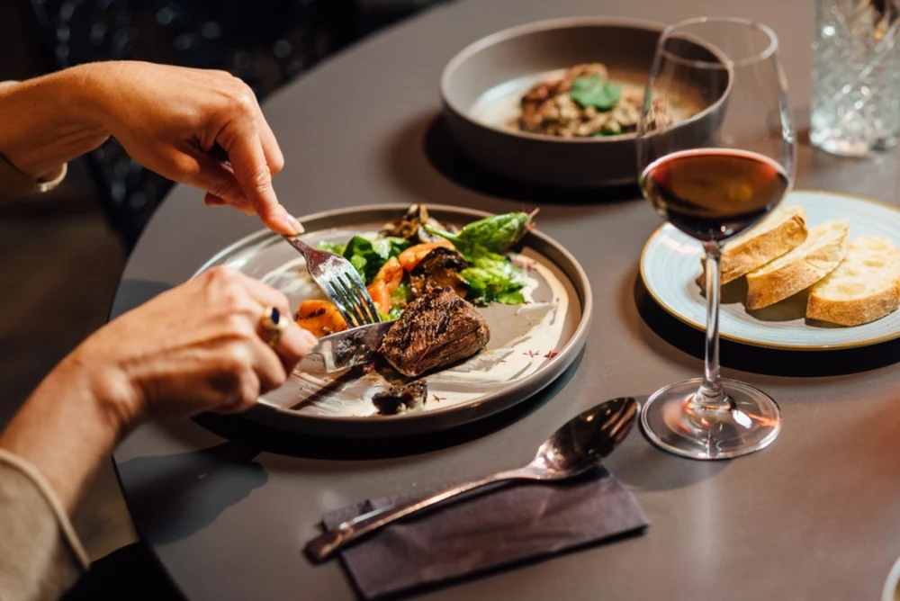 Românii renunță la mesele în oraș. TVA-ul mărit și austeritatea au redus drastic consumul la restaurant