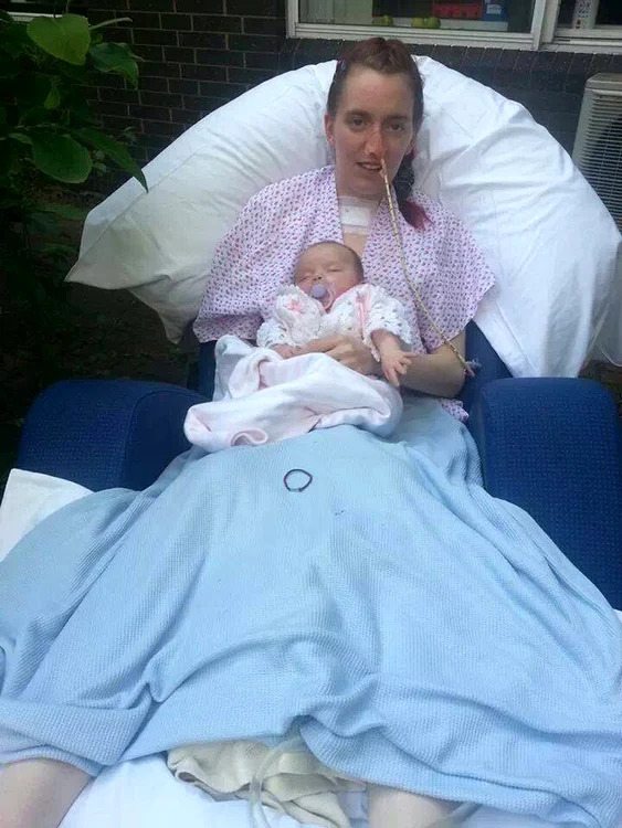 Kayla a reuşit să îşi ţină fetiţa în braţe (foto: Photoland/Caters)