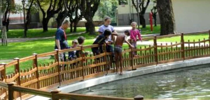 Pentru a evita o eventuală răceală, unii dintre hoţi au făcut baie doar în lenjeria intimă FOTO: Marius Chiuzan