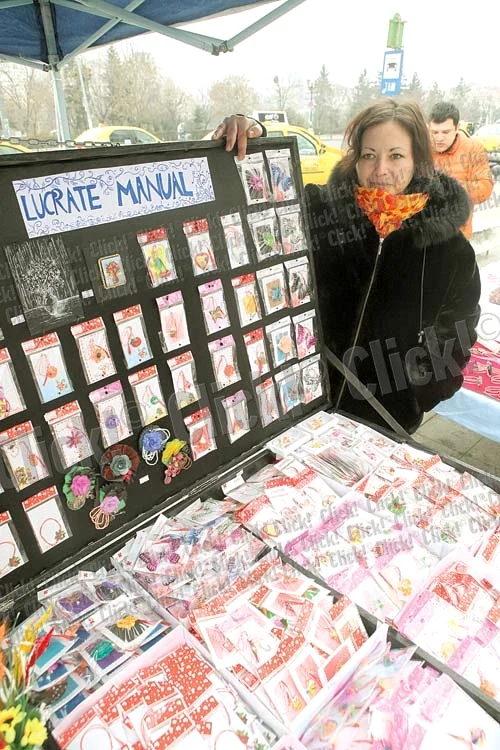 
    Cătălina vinde pe trotuarul  de la Piaţa Unirii mărţişoare  lucrate manual (Fotografii: Sever Gheorghe)  