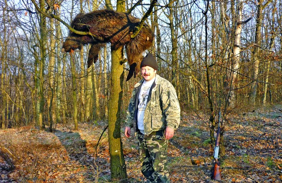 Francisc Vaştag, alături de un trofeu, la finalul unei partide de vânătoare