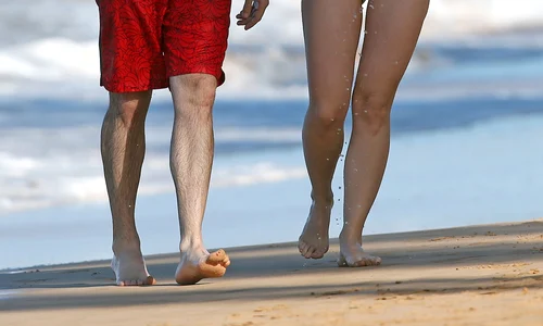 Olivia Wilde And Jason Sudeikis At The Beach In Maui jpeg