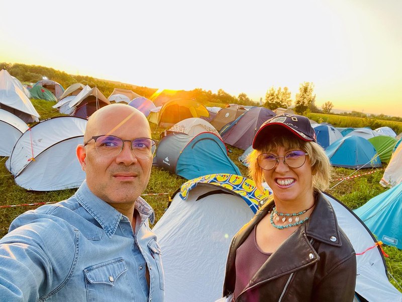 La cort la Electric Castle sau în gazdă la Vama Veche? Aventura a doi bucureșteni: „Am mai văzut ploaie, dar nu în așa hal“  