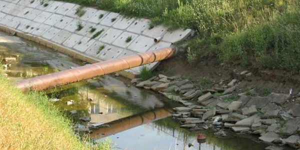 Pârâul Pokloș arată groaznic în zona ”Înfrățirii”
