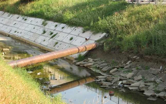 Pârâul Pokloș arată groaznic în zona ”Înfrățirii”