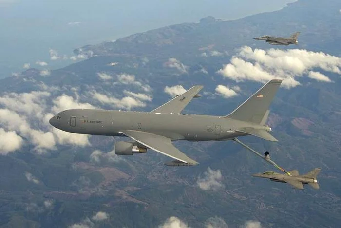 Aeronava cisternă Boeing KC-46 Pegasus însoţită de două avioane de luptă F-16