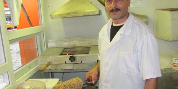 Ilie Gheorghe, omul care ne îndulceşte cu Kurtos Kalacs