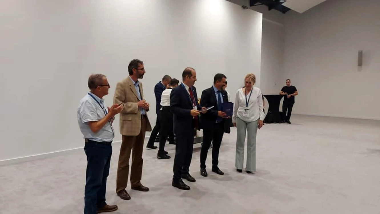 Geografii vrânceni prezenţi la Conferinţa Anuală a Societăţii de Geografie din România de la iaşi au primit şatefeta organizării conferinţei din anul 2022 FOTO: Facebook/Alexandra Tătaru