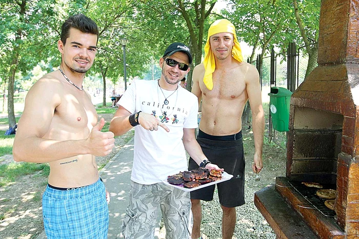 Valentin şi amicii lui au mers la grătar, în parcul Tineretului