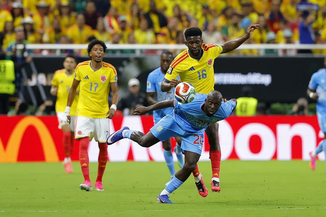 Jefferson Lerma și Yoane Wissa își dispută balonul (Foto: EPAImages)