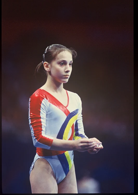 Andreea Răducan pregătindu-se să execute exerciții 