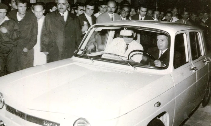 Calendar 20 august: 1968 Pe poarta uzinei de la Colibași a ieșit primul autoturism românesc, Dacia 1100 jpeg