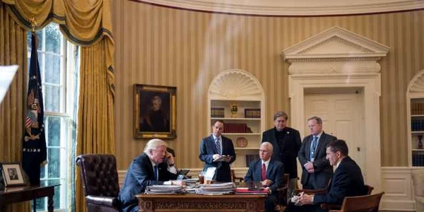Pre;edintemele american Donald Trump vorbeşte la telefon cu preşedintele rus Vladimir Putin. FOTO Guliver/Gettyimages