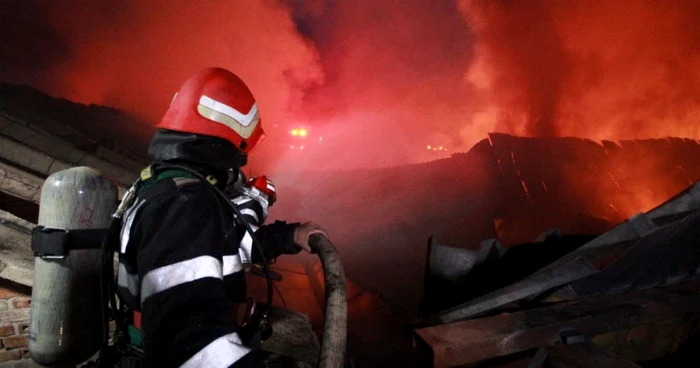 Un pompier a fost rănit în incendiu. FOTO: Daniel Guţă. ARHIVĂ.