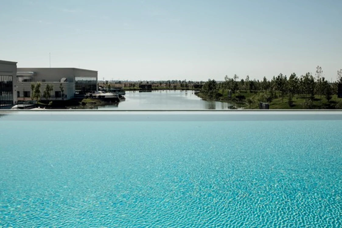 Piscina infinity cu perspectivă spre lacul artificial