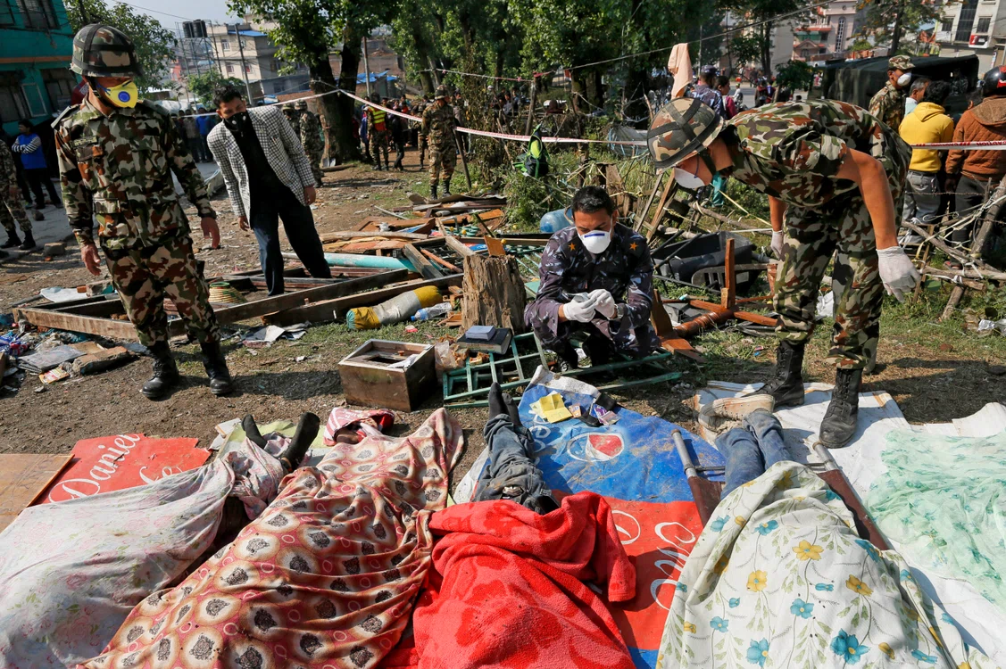 
    Cutremur în Nepal: bilanţu victimelor a depăşit 4.000 de morţiFoto: AP  