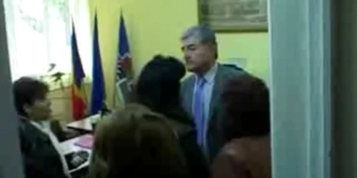 Profesorul Vasilache, în mijlocul dascălilor nervoşi
