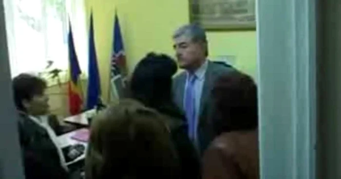 Profesorul Vasilache, în mijlocul dascălilor nervoşi