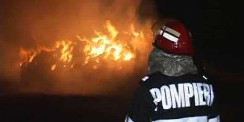 Cinci echipaje de pompieri au fost trimise să stingă incendiul 