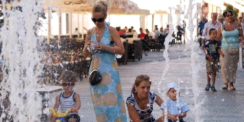 Orădenii care trec pe Corso se răcoresc la arteziene