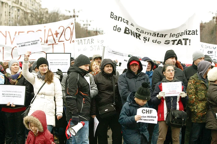 Mii de români au ieșit în stradă  pentru a protesta față de ratele  majorate de evoluția cursului leu-franc
