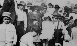 StateLibQld 2 198959 Planting a tree for Arbor Day at Ban Ban Springs State School, 1920 jpg