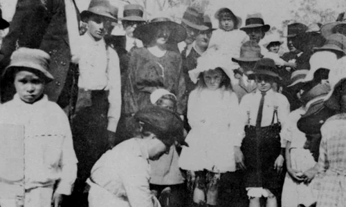 StateLibQld 2 198959 Planting a tree for Arbor Day at Ban Ban Springs State School, 1920 jpg