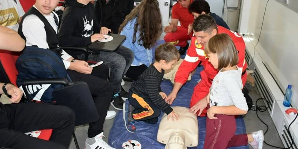Lecţii de prim ajutor în cadrul Caravanei SMURD „Fii pregătit” la Vâlcea Foto FB ISU Valcea