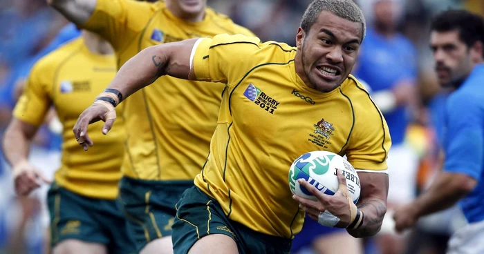 Digby Ioane (cu balonul) s-a accidentat destul de tare şi riscă să se întoarcă acasă, în Australia * Foto: Reuters