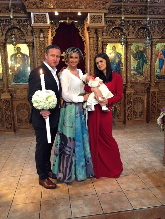 Anamaria şi Laurenţiu, alături de micuţa Kira şi mama ei, Oana