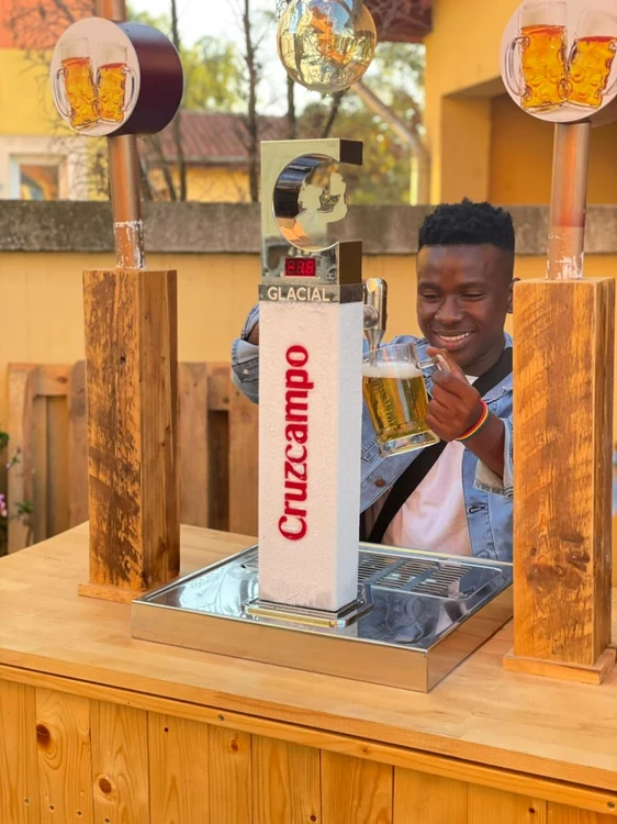 Africanul Mudi trăieşte un vis frumos în România FOTO arhiva personală