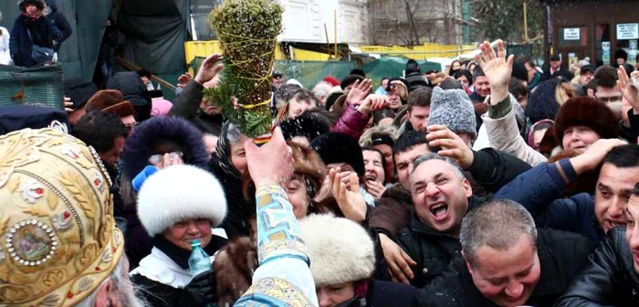 Credincioşii se îmbulzesc să fie stropiţi cu agheasmă, în fiecare an FOTO Tudor Ghioc