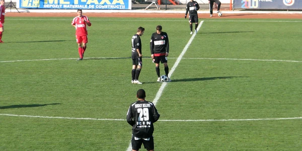 Dinamoviştii au repus balonul în joc de la mijlocul terenului de cinci ori