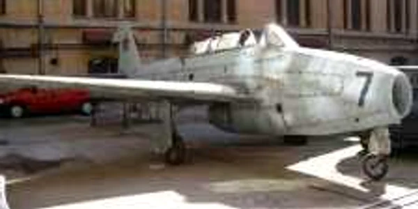 Avionul de tip YAK-17 de la Palatul Culturii din Iași