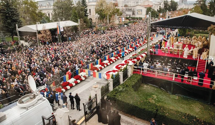 15.000 de oameni au asistat la slujba de ieri. Foto: adevarul
