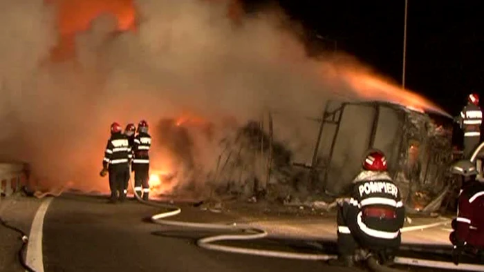 Pompierii au reuşit să salveze capul tractor şi o parte din încărcătură FOTO romaniatv.net