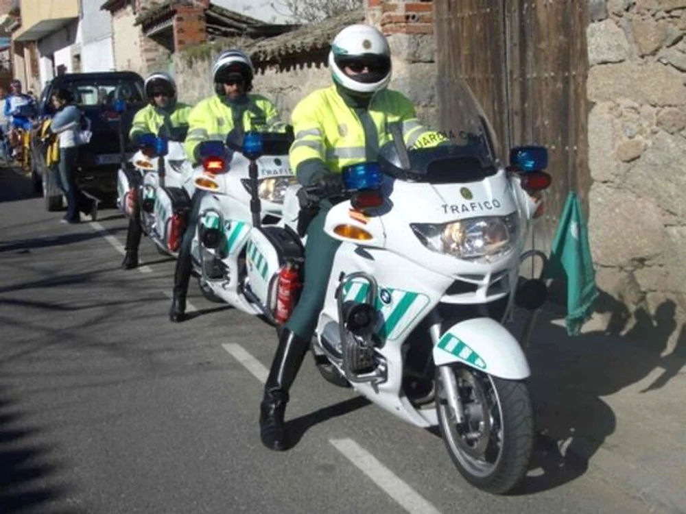
    Poliţiştii din Puigcerdà sunt depăşiţi de numărul mare de maşini care sosesc, în fiecare week-end, în oraş.  