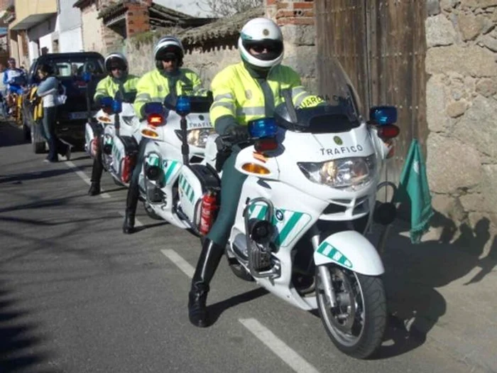 
    Poliţiştii din Puigcerdà sunt depăşiţi de numărul mare de maşini care sosesc, în fiecare week-end, în oraş.  