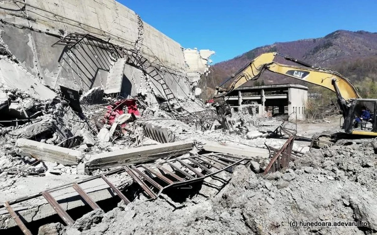 Tragedia de la Uricani: doi oameni au fost prinşi sub dărâmături în timp ce demolau o construcţie a mineri. Foto: ISU Hunedoara.