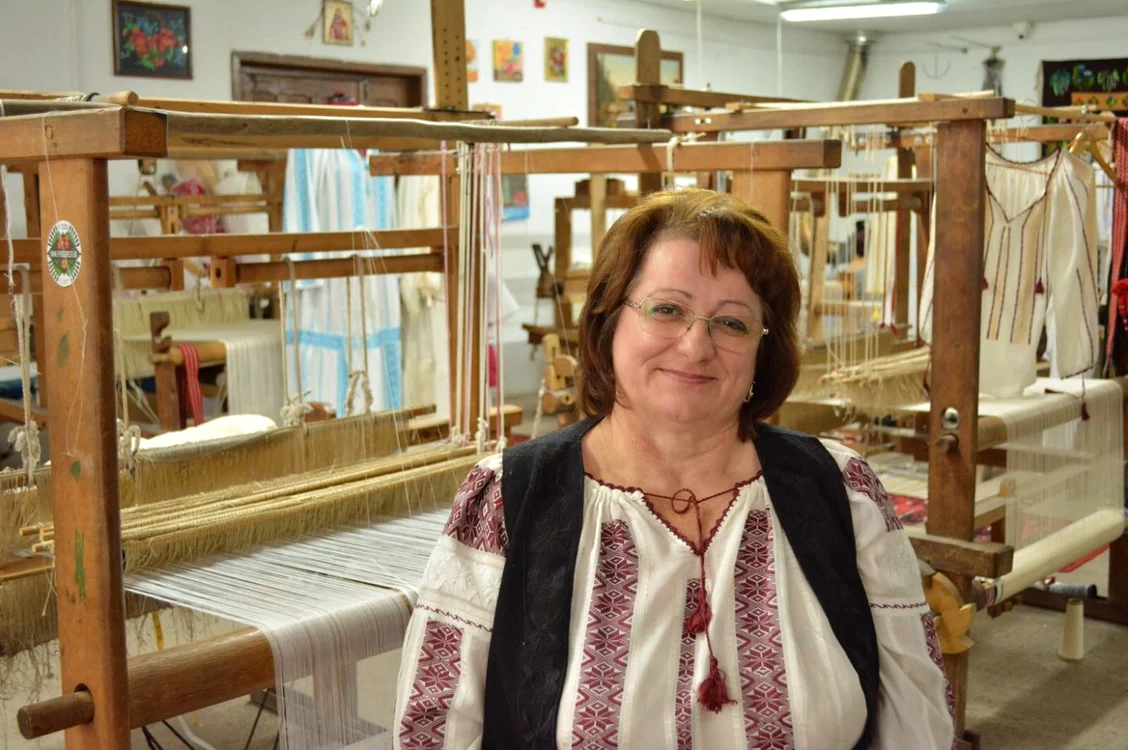 Cristina Niculescu - creatoarea brandului Borangic Niculescu - care duce mai departe tradiţia mătăsii în România în atelierul din Stoeneşti - Vâlcea Foto La blouse roumaine