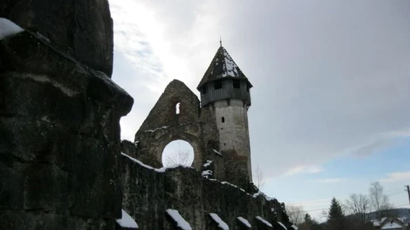 Un monument unic în România: Fosta mănăstire cisterciană din Cârţa jpeg