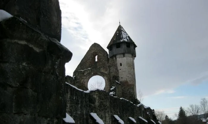 Un monument unic în România: Fosta mănăstire cisterciană din Cârţa jpeg