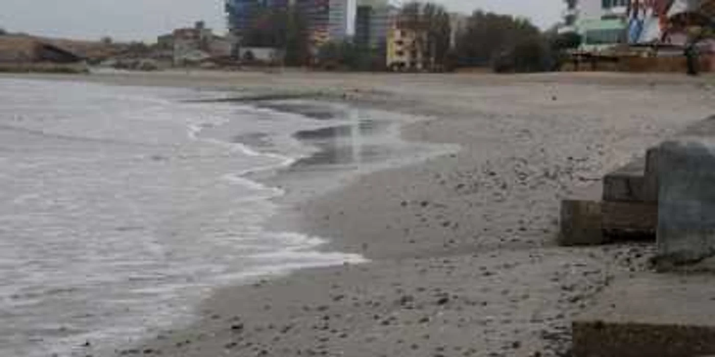 Pe plaja din dreptul hotelului Parc, plaja este înghiţită de ape