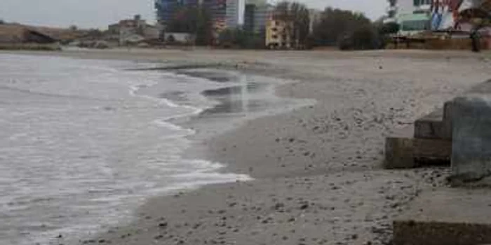 Pe plaja din dreptul hotelului Parc, plaja este înghiţită de ape